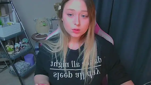 EmiliaaahのライブXXXチャット