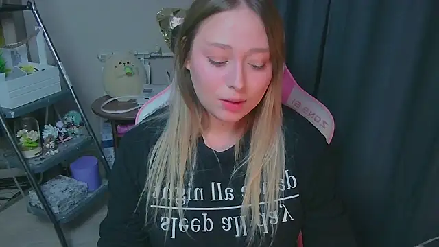 Emiliaaah Live XXX-Chat