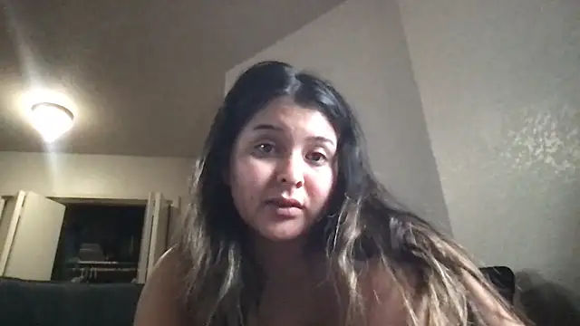 tinnnyym: διαδικτυακό σόου στην κάμερα