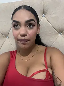 Sara-77: διαδικτυακό σόου στην κάμερα