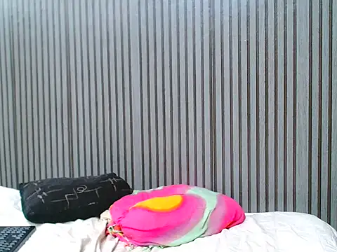 ROYALASS25: διαδικτυακό σόου στην κάμερα