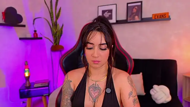 EmmyEvans1's Live XXX Chat