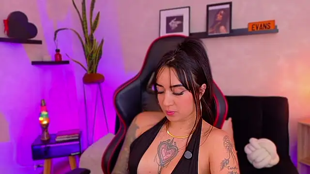 EmmyEvans1 Adlı Modelin Canlı XXX Sohbeti