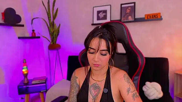 EmmyEvans1 Adlı Modelin Canlı XXX Sohbeti