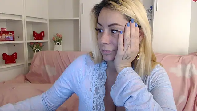 _karolynesyera_ Adlı Modelin Canlı XXX Sohbeti