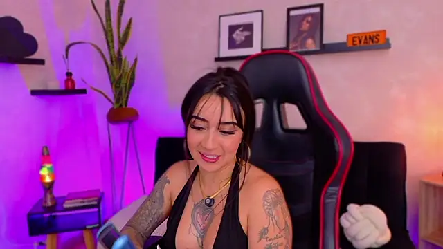 EmmyEvans1 Adlı Modelin Canlı XXX Sohbeti