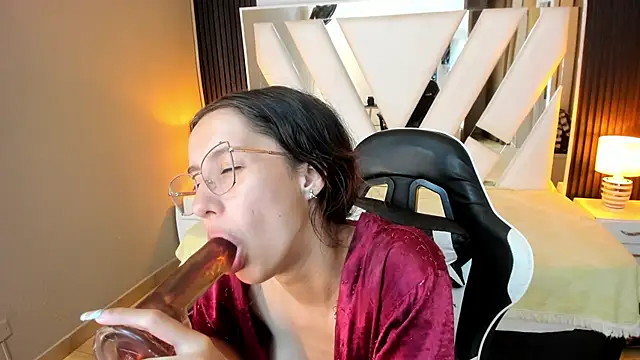 Linda4Petite élő XXX-chatje