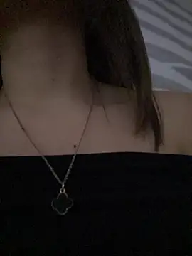 PrettyAmber élő XXX-chatje