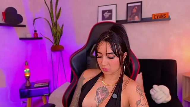 EmmyEvans1's Live XXX Chat