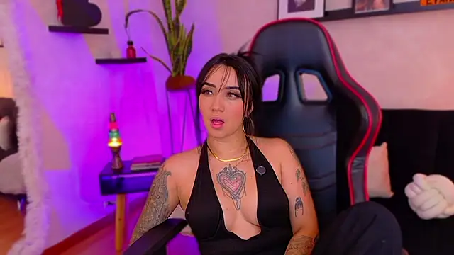 EmmyEvans1's Live XXX Chat