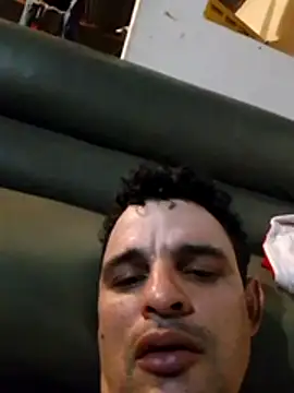 Hot_p0lla_grande_activo: διαδικτυακό σόου στην κάμερα