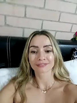 Pokazy przed kamerką – Loly_Horny