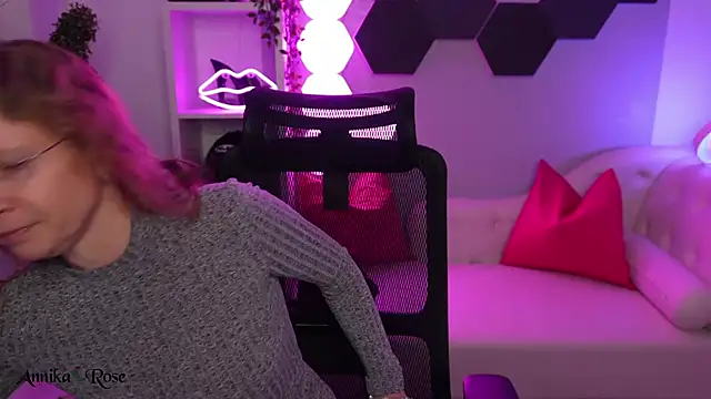AnnikaRose Adlı Modelin Canlı XXX Sohbeti