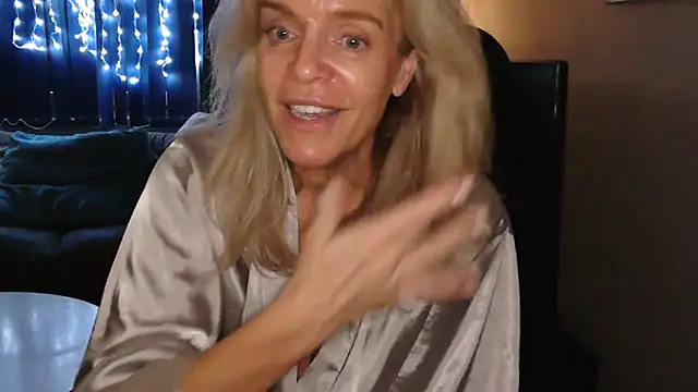 LadyMissNipsnLips 网络视讯表演