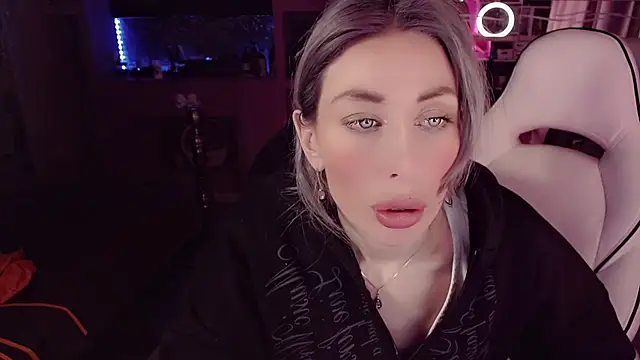 AnnieGOld_ Chat XXX in diretta