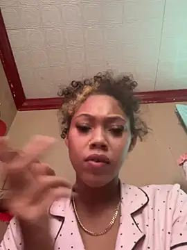 Tamiii420: διαδικτυακό σόου στην κάμερα