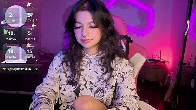 larah_uwu Live XXX Chat