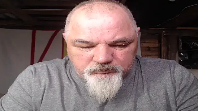 Newfiesausage1972 网络视讯表演