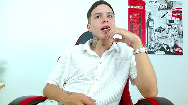 Cumandres18 Adlı Modelin Web Kamerası Şovu