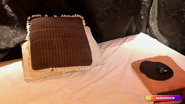 Pokazy przed kamerką – MiaKnox