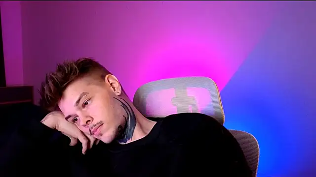 Pertunjukan Kamera Web DENIS_HERE