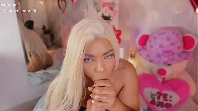 Nicolemorelli2: διαδικτυακό σόου στην κάμερα