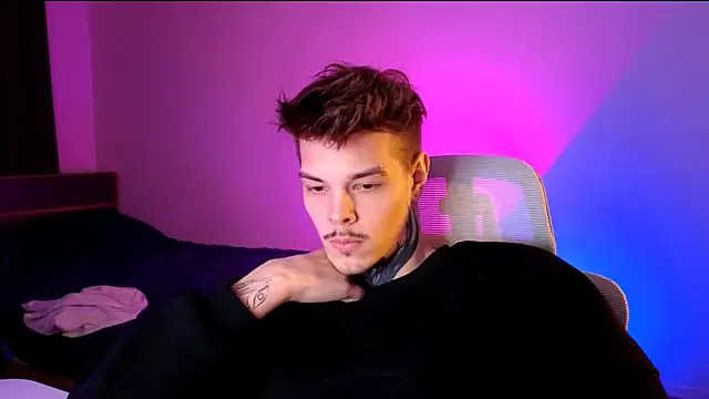 Show modela DENIS_HERE na web-kameri