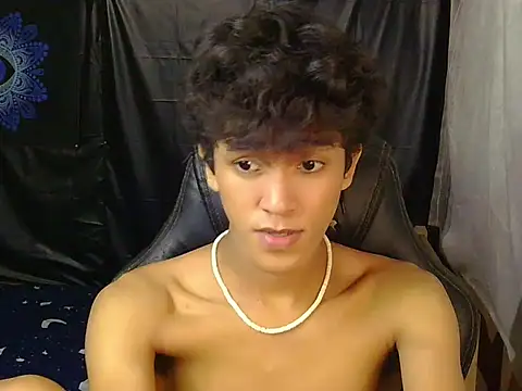 Chat XXX en directo de hugekenbigcock