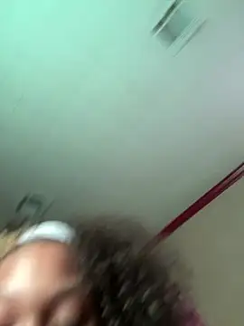 Tamiii420: διαδικτυακό σόου στην κάμερα