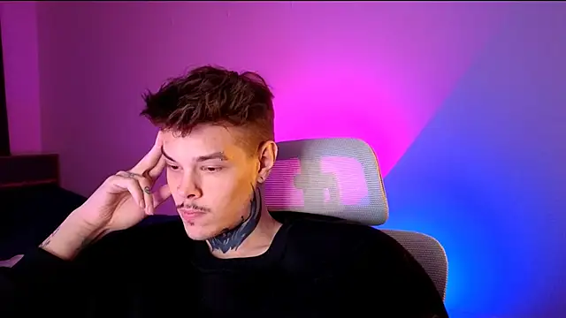 Show modela DENIS_HERE na web-kameri