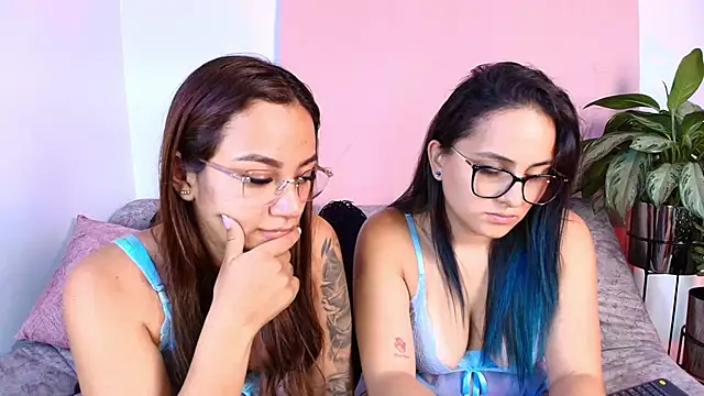 Jules_n_Gia Show in webcam