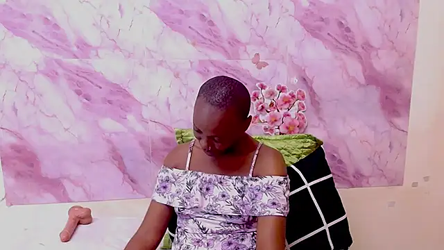 Show modela EbonyOlive69 na web-kameri