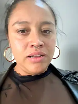 -Mia1 Adlı Modelin Canlı XXX Sohbeti