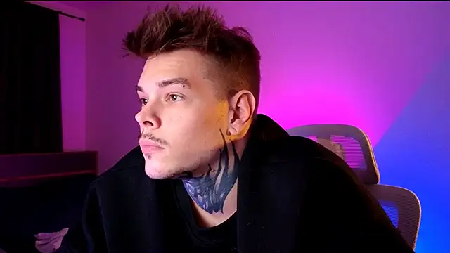 DENIS_HERE: διαδικτυακό σόου στην κάμερα