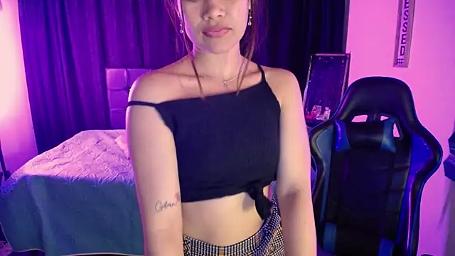 amara21_'s Live XXX Chat