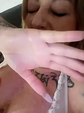 XXX chat uživo modela MiaMooly