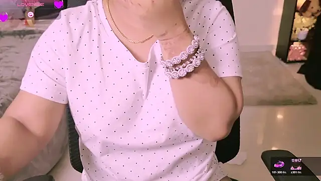 KhaleesiiiiのライブXXXチャット