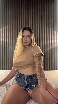 MiaPetit_ Pertunjukan Webcam