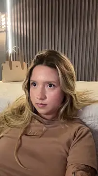 Онлайн чат XXX MiaPetit_