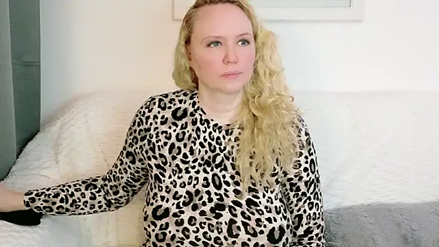 Sarah4you live XXX chat