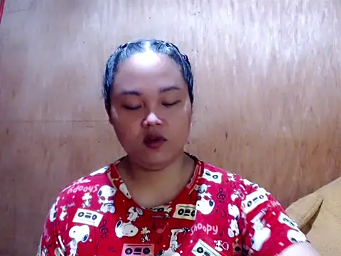 _Lylia: διαδικτυακό σόου στην κάμερα