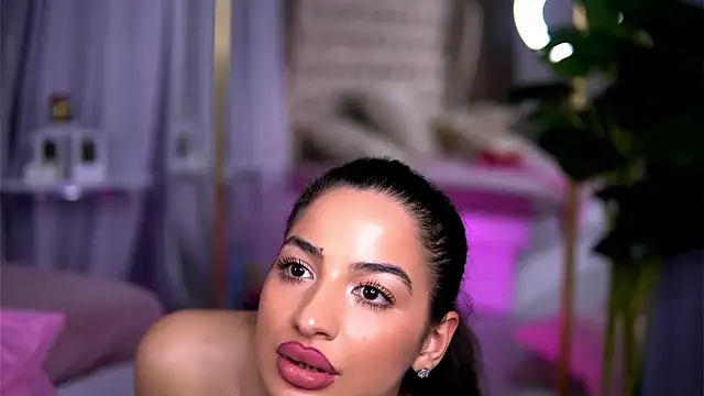 Chatroom XXX en direct de KimVellvet