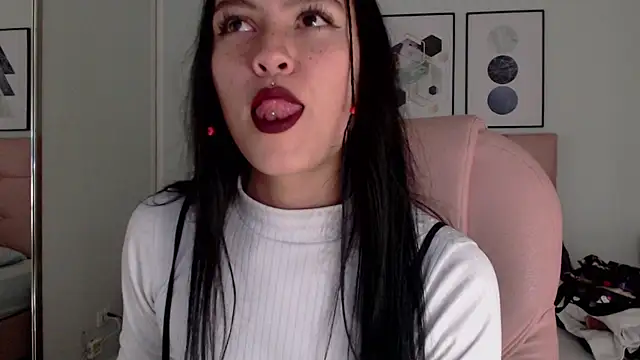 XXX chat uživo modela KikiVelvet