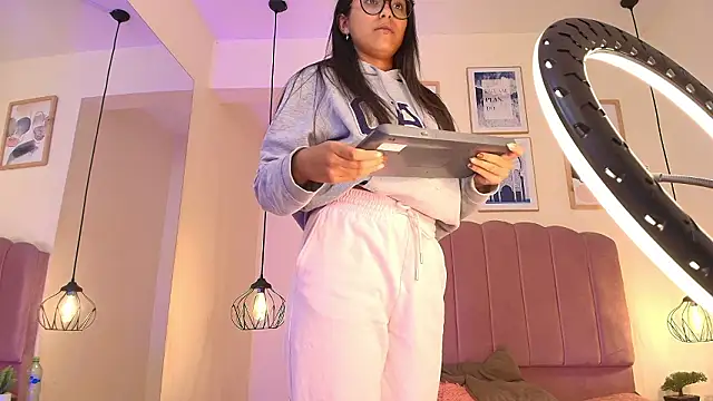 Ateneaaa_ Adlı Modelin Canlı XXX Sohbeti