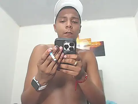 hotboyluxe élő XXX-chatje