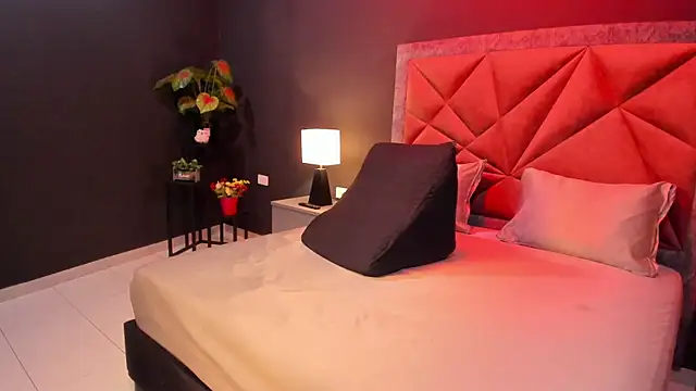 mia_milff élő XXX-chatje