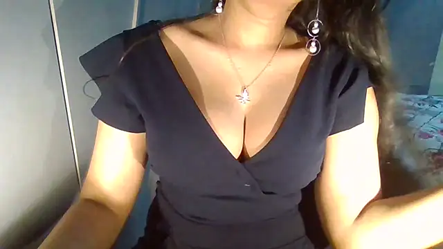 Chat +18 de Yashika_Loves ao vivo