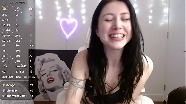 PlayfulApril's Live XXX Chat