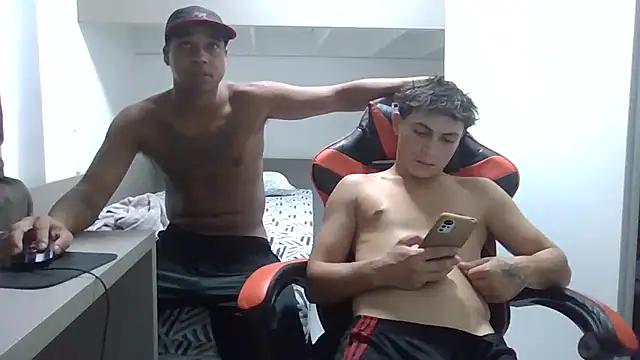 JUNINHOLEKEJR: διαδικτυακό σόου στην κάμερα