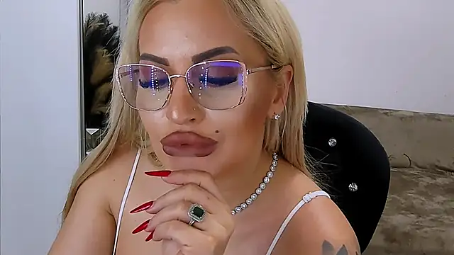 LovelyBlondyxx Adlı Modelin Web Kamerası Şovu